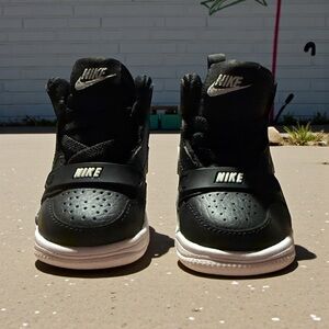 Jordan Kids Sneakers in Black and Cream